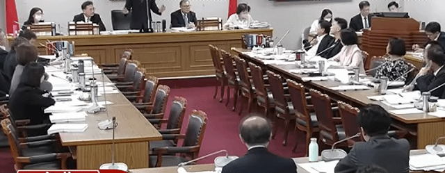 傅崐萁被民进党官员气到两度怒拍桌子，并直接开骂：“他X的！”7月29号下午岛