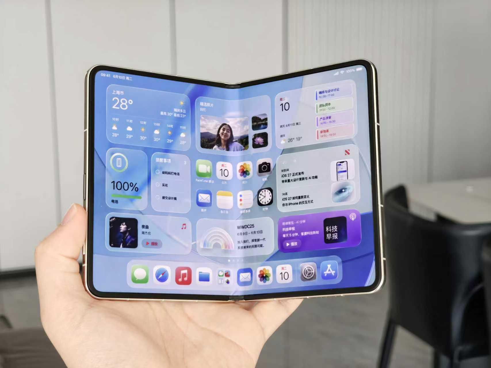 终于有新动静，果子的首款折叠屏iPhoneUltra据说将采用无痕铰链方案，力