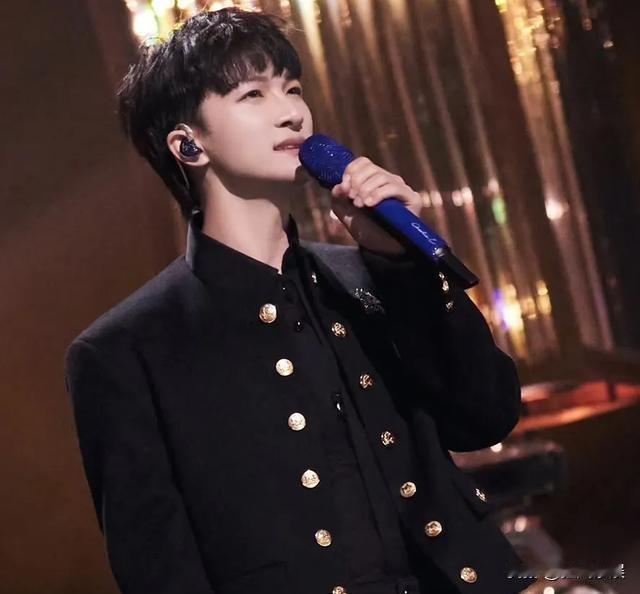 成龙刘德华，公开点赞！11月19日，周深在香港的跨年演唱会2025——202