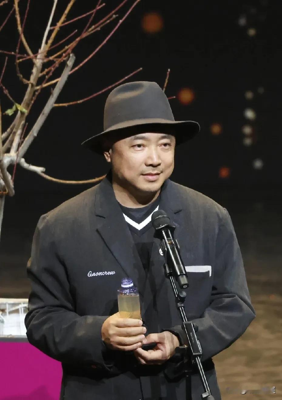 上戏不愧为培养明星的摇篮，连校园里的理发师一言一行间都是戏。就在上戏八十年校庆