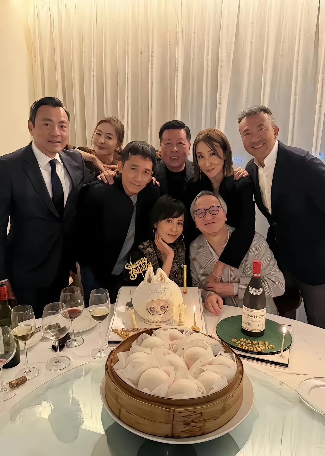 刘嘉玲也太低调了身家几十亿的刘嘉玲，60大寿只请了几个好友一起到酒店庆祝一下，