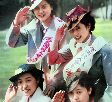 这四个低头哈腰、一脸猥琐相的女子都是罪人。从她们身上绸带上的字可以知道她们正是日