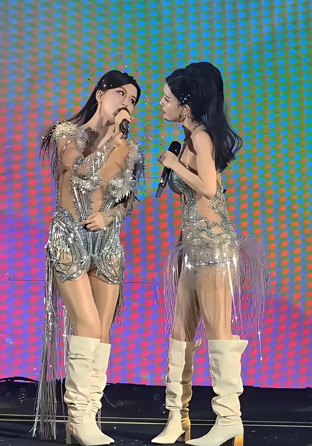 BY2姐妹俩都是罗圈腿，造型不是喇叭裤就是高筒靴，以掩盖自己的缺点。以前那张脸最