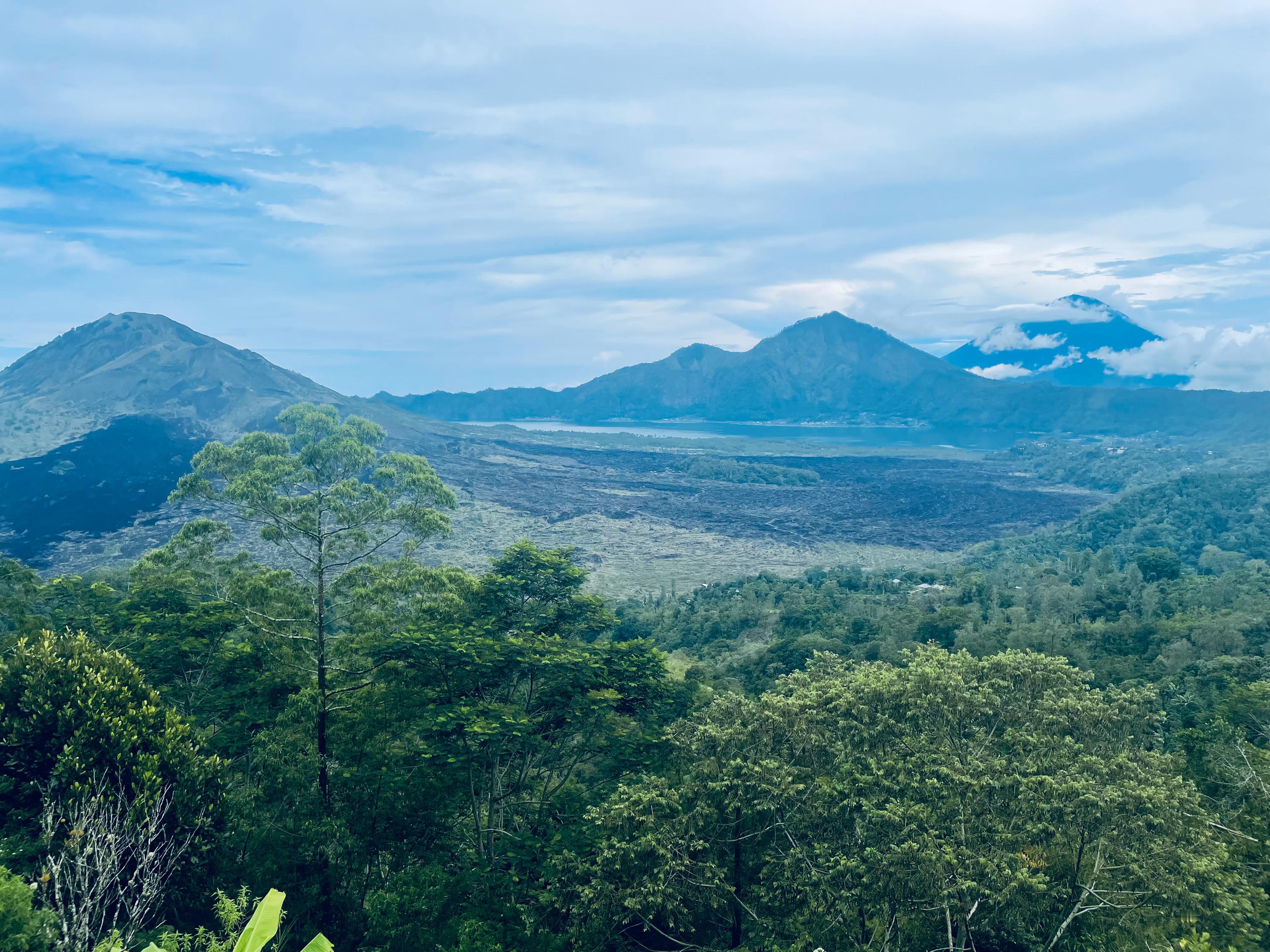 搬进了Kintamani的山景房，推开门就是火山景，从左到右巴图尔、阿邦、阿贡三