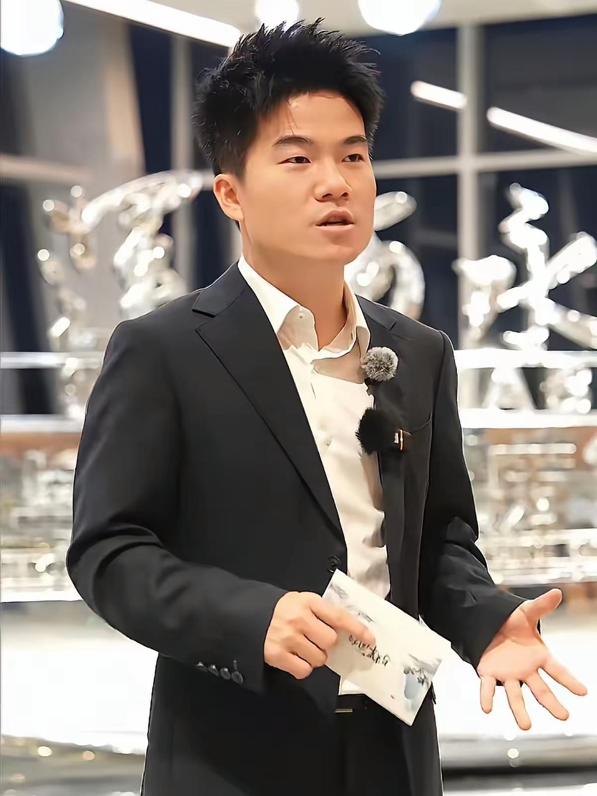 果然，越有钱的人越爱折腾。你看看董宇辉就知道了，明明大环境这么不好，作为子三