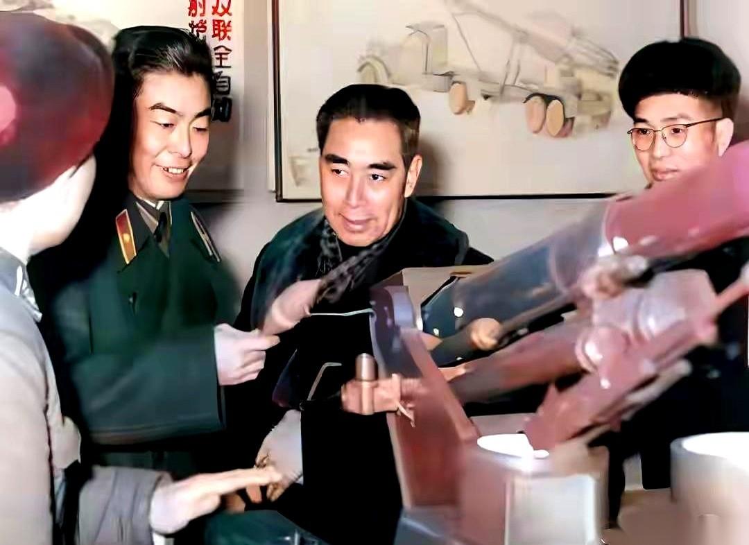 这张老照片，定格在1959年的哈尔滨。一位是总理，一位是将军。地点，哈军工炮兵