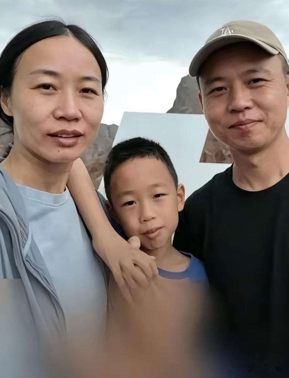 一场给孩子庆生的旅行，竟成一家人无法回头的噩梦。6月27日苏州一家三口飞到新疆，