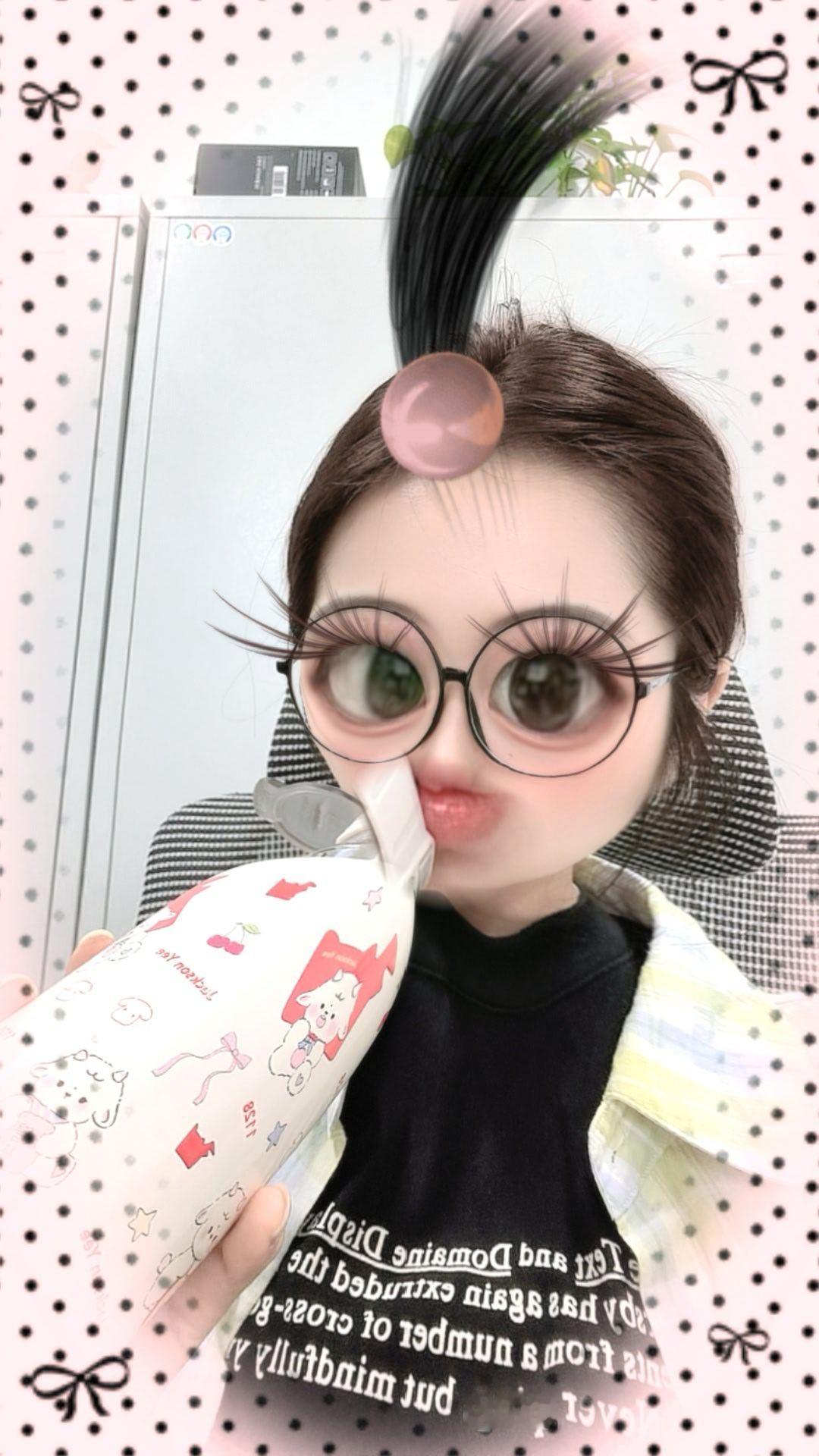 所有人拿起水杯喝水​​​
