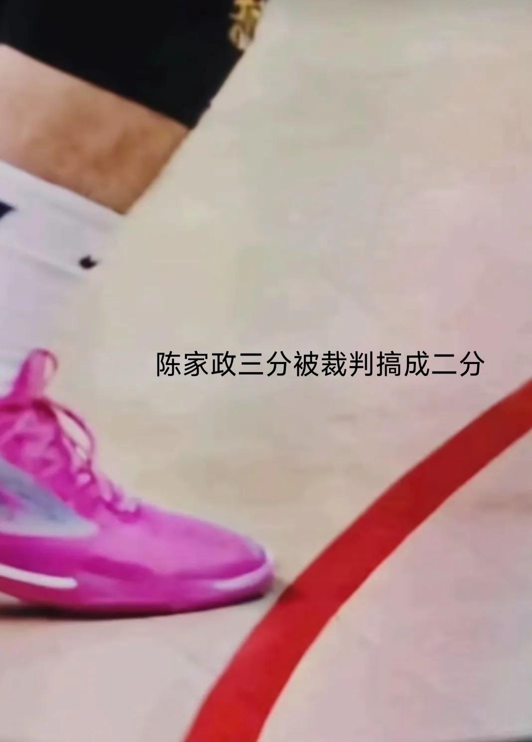 借助科技力量，广东队这场输浙江实乃裁判误判，陈家政其实是百分百三分的，最后浙江队