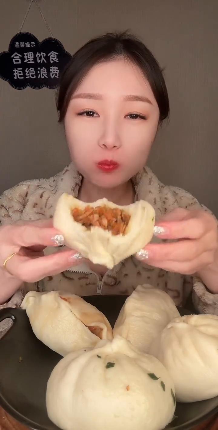 各种馅的大包子。韭菜鸡蛋、猪肉大葱、辣椒酱、胡萝卜、鱼香肉丝、猪肉青椒、胡萝卜