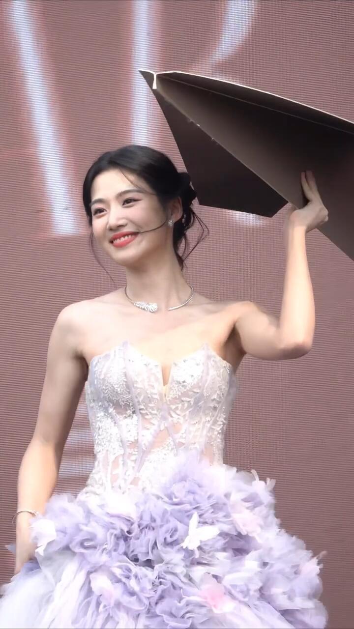 卢昱晓红毯公主卢昱晓芭莎之夜拿飞机走红毯，好生动的美​​​