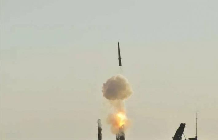 该出手时就出手！F-16战机突然来袭，S-300防空导弹当场将其击落2026