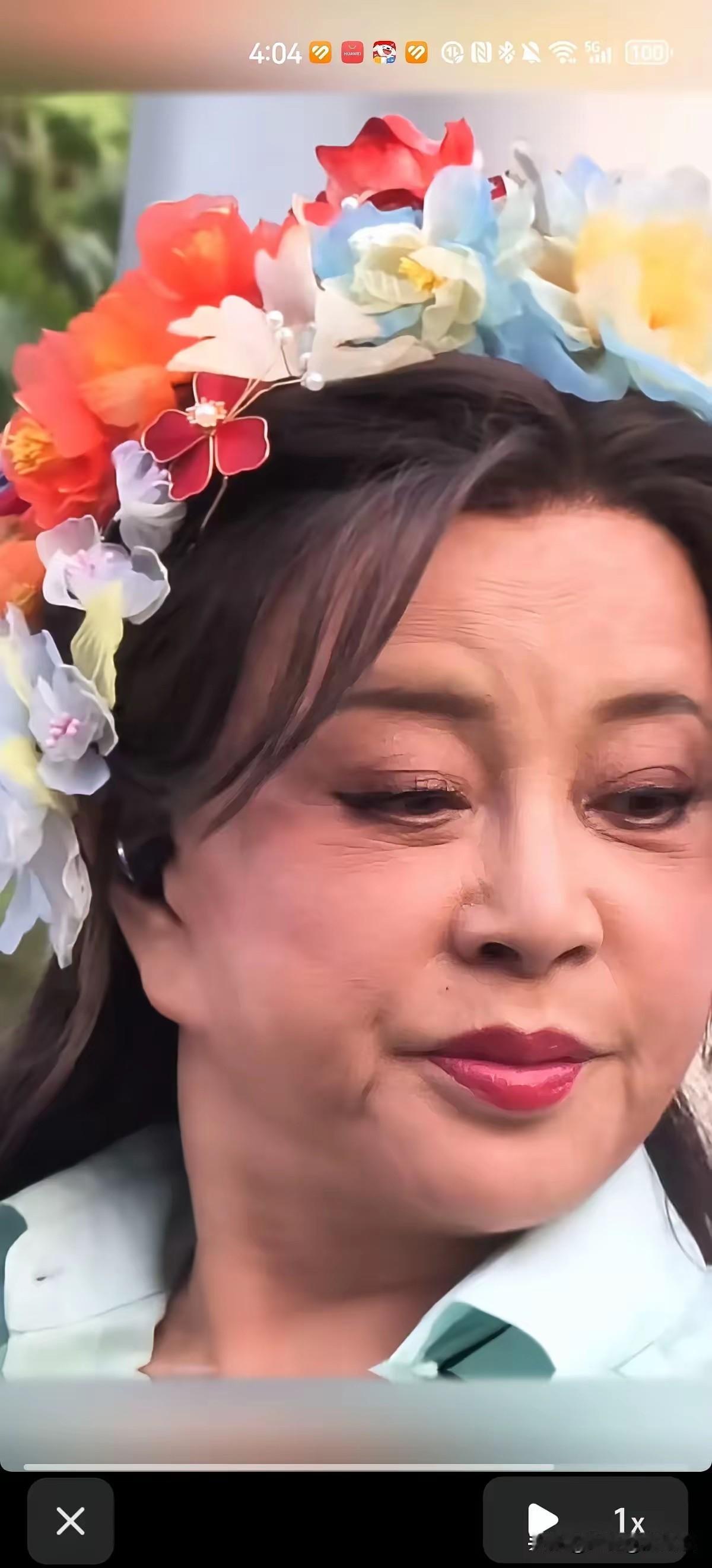 刘晓庆回应万岁山没出场费，主持人王婆没提前勾通，网友说：王婆连说请她讲几句，话筒
