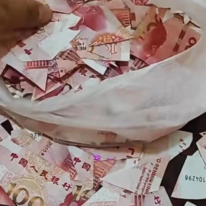 江西景德镇，一患有阿尔茨海默症的老人，趁家人不注意，将家里的146张百元大钞剪的