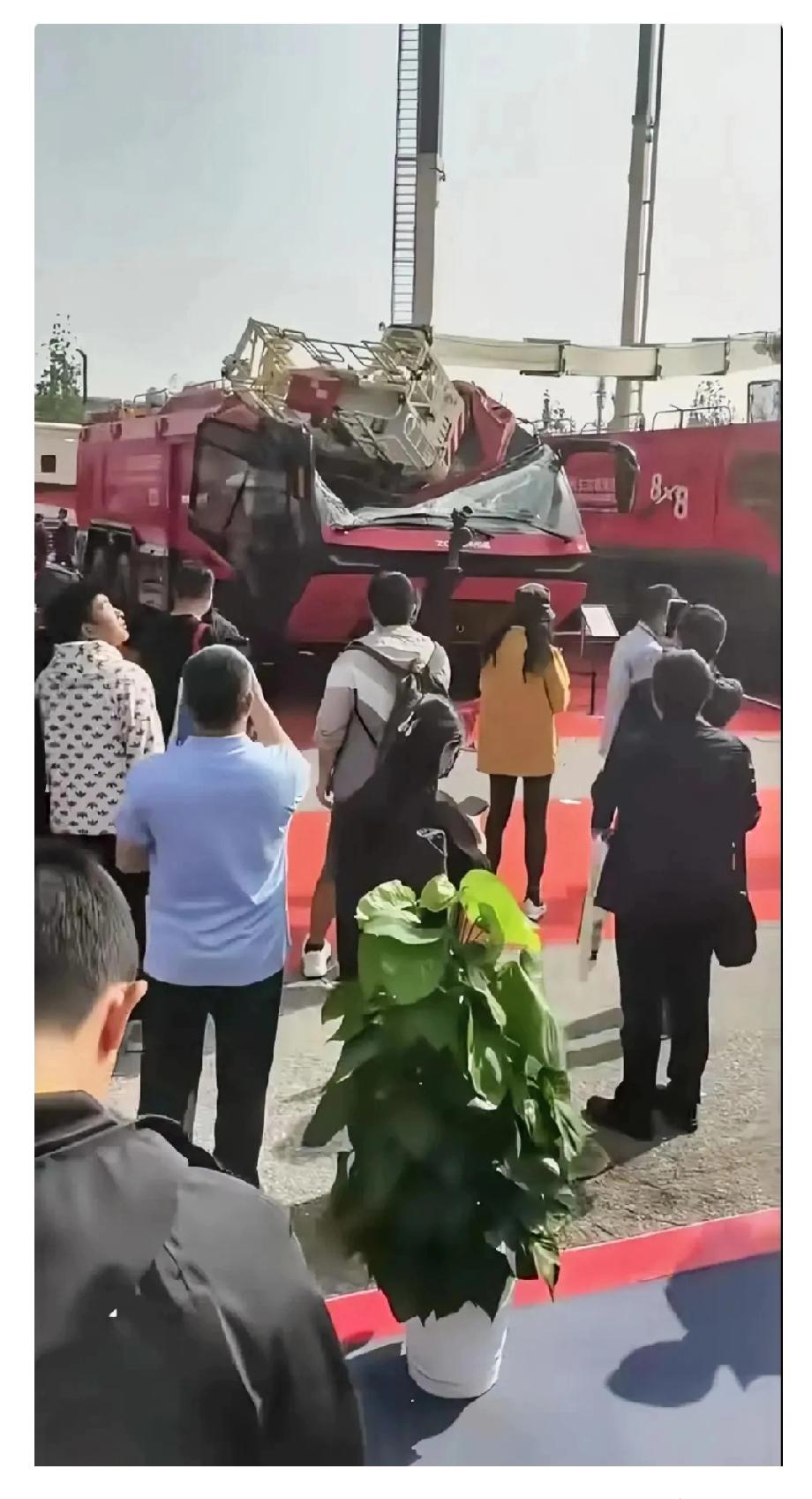 在首都消防展上，有一辆车辆大臂断裂的消防车。起初以为是液压管爆裂，仔细观察后发现