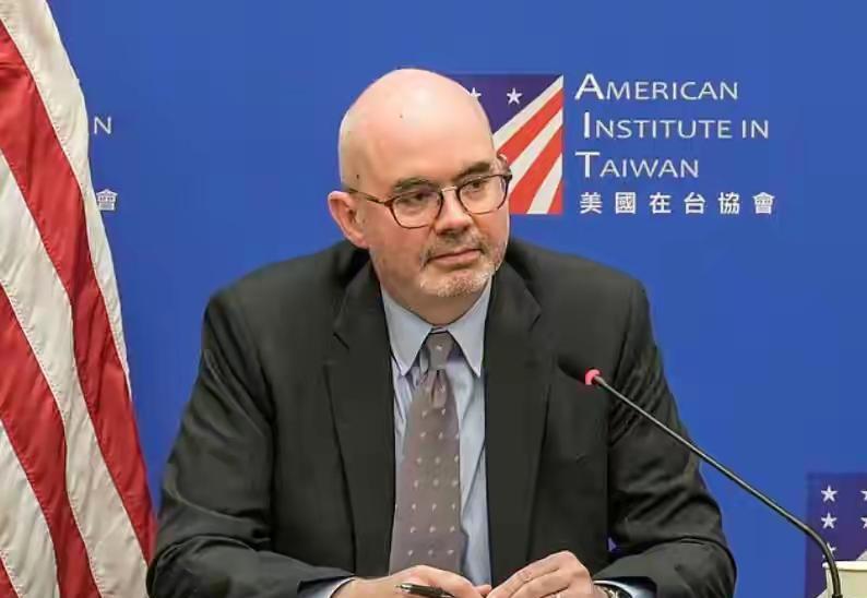 谷立言，你点名星期四要见郑丽文，郑丽文就必须见你了？你是麦克阿瑟吗？郑丽文当你是