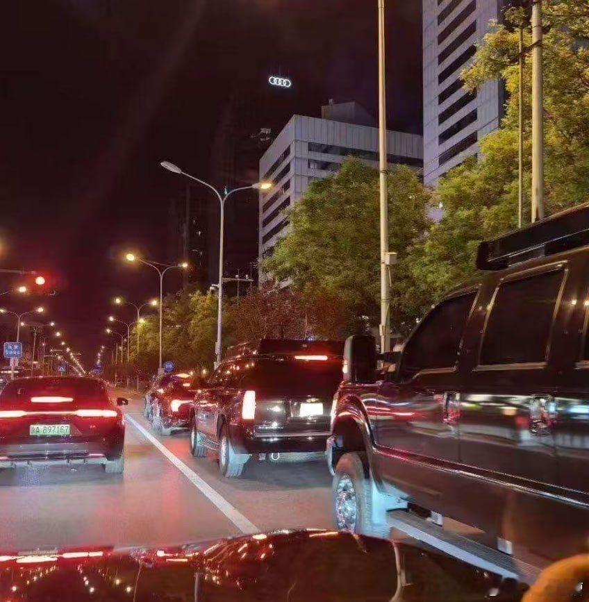 川普用C17运过来的专车，在北京街头被拍到了总共就访问两天，真不指望能谈出点什么