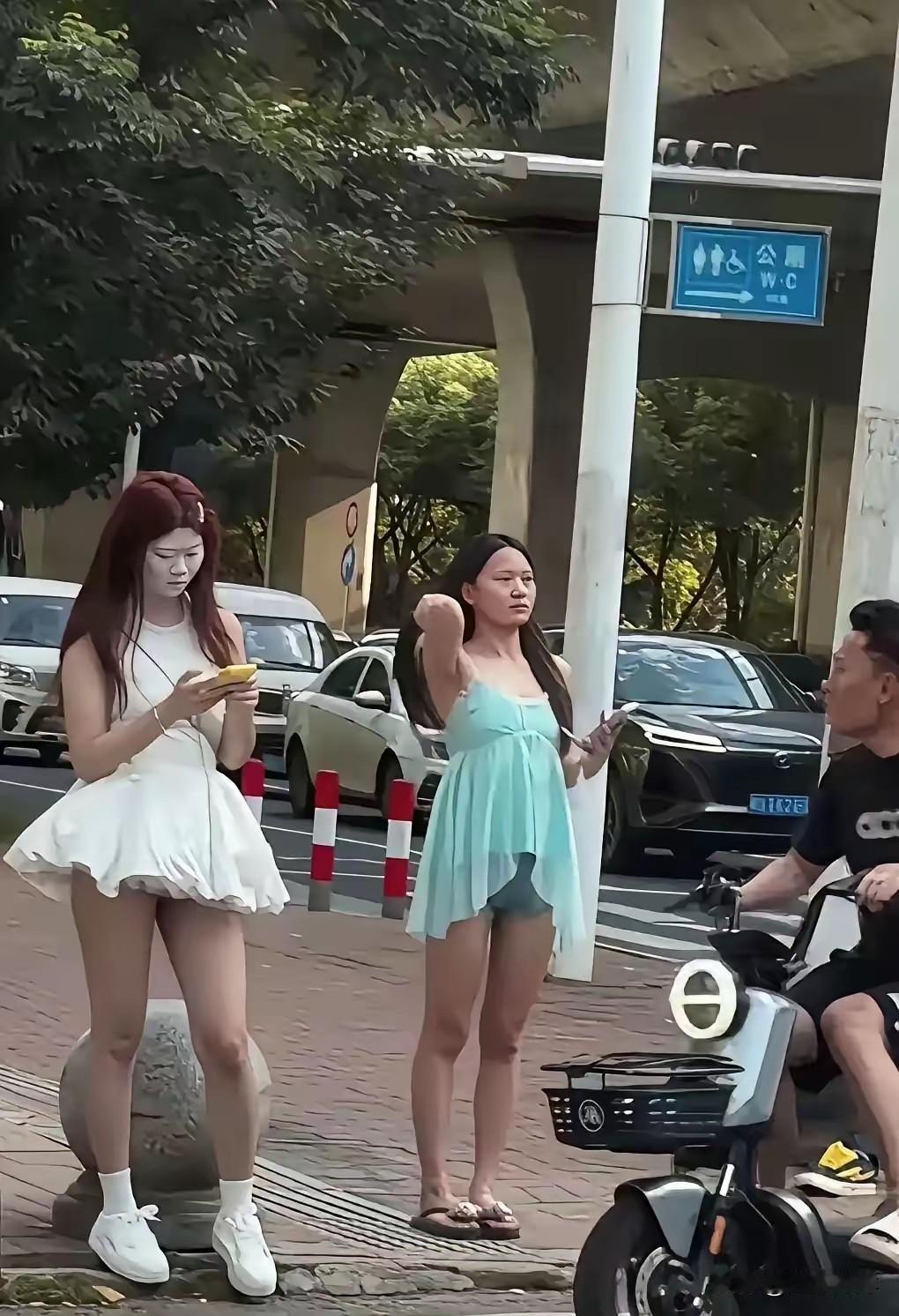 现在女生化妆很大胆看看这个女生，粉底涂得极厚，脸上惨白，和脖子皮肤色差
