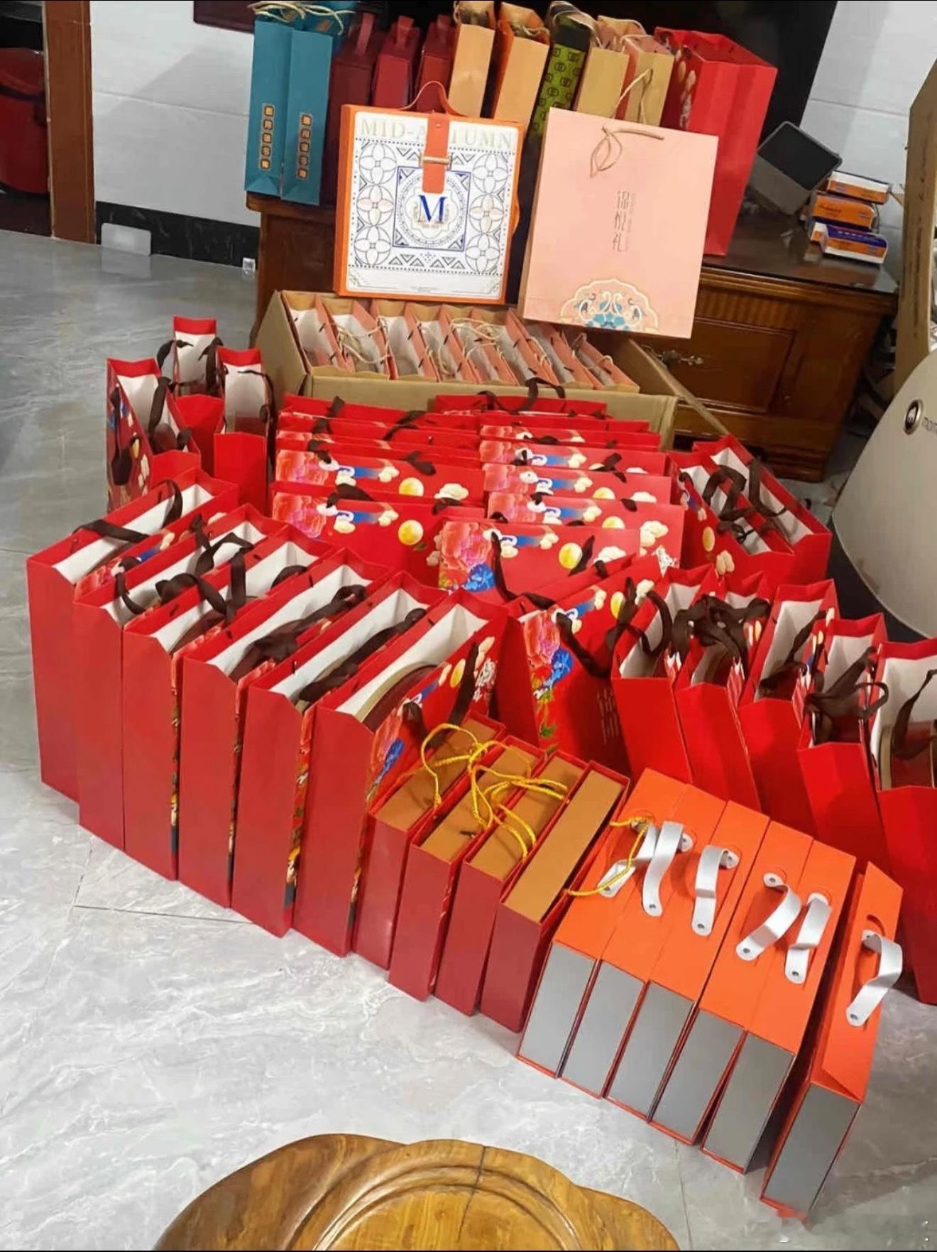 卖不完的月饼都去哪儿了有些商家把卖不完的月饼要么原厂返回，要么分发给员工。还有黑