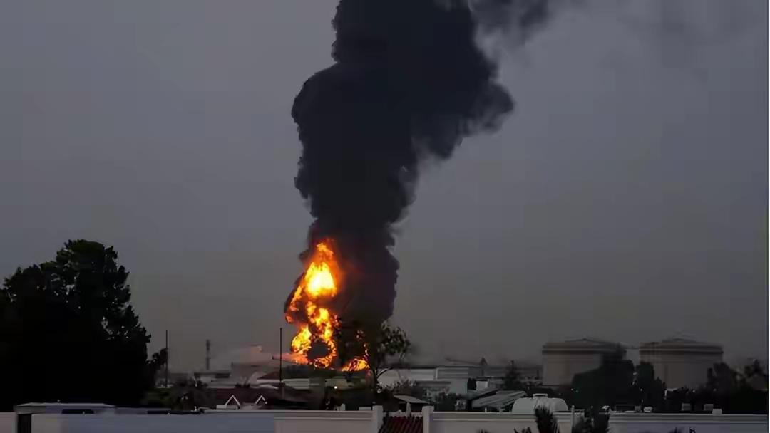 以色列把事做绝！局势全面失控，伊朗要拉整个中东下水，谁能刹住车？中东彻底炸