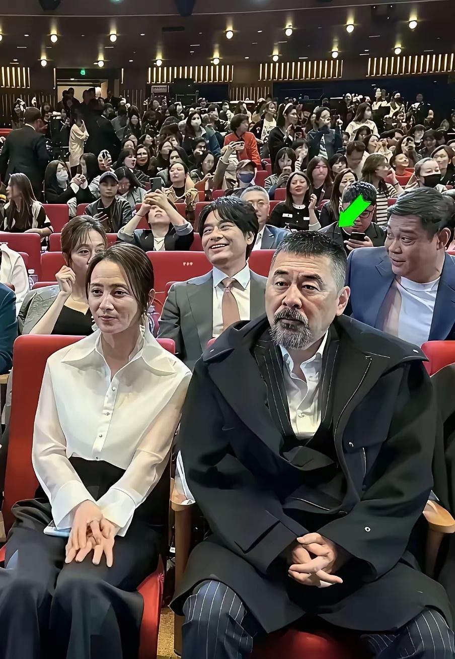 他为什么在活动的时候要装成很老的样子？