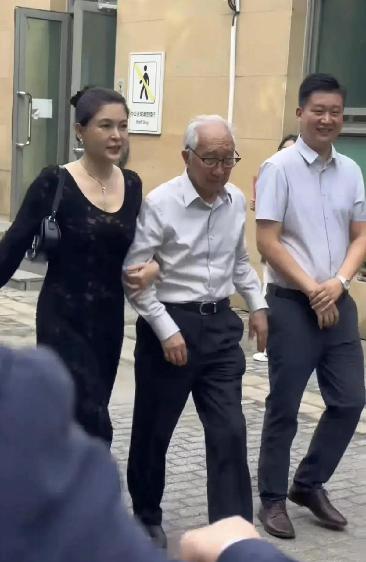 近日，92岁的原中央美院院长靳尚谊老先生偕同46岁的夫人祁艳参加活动，真可谓：
