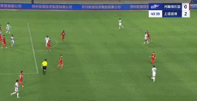 这球99%的本土球员都会选择直接射门，只有蒯纪闻选择了另辟蹊径。面对来球