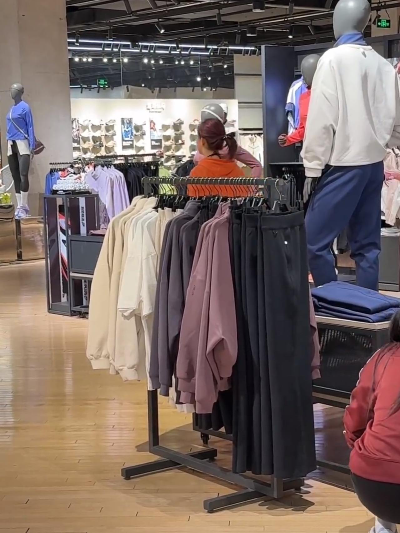 3月8号北京大兴西红门荟聚耐克店这女的出名了。据说，就为了400块的商品，