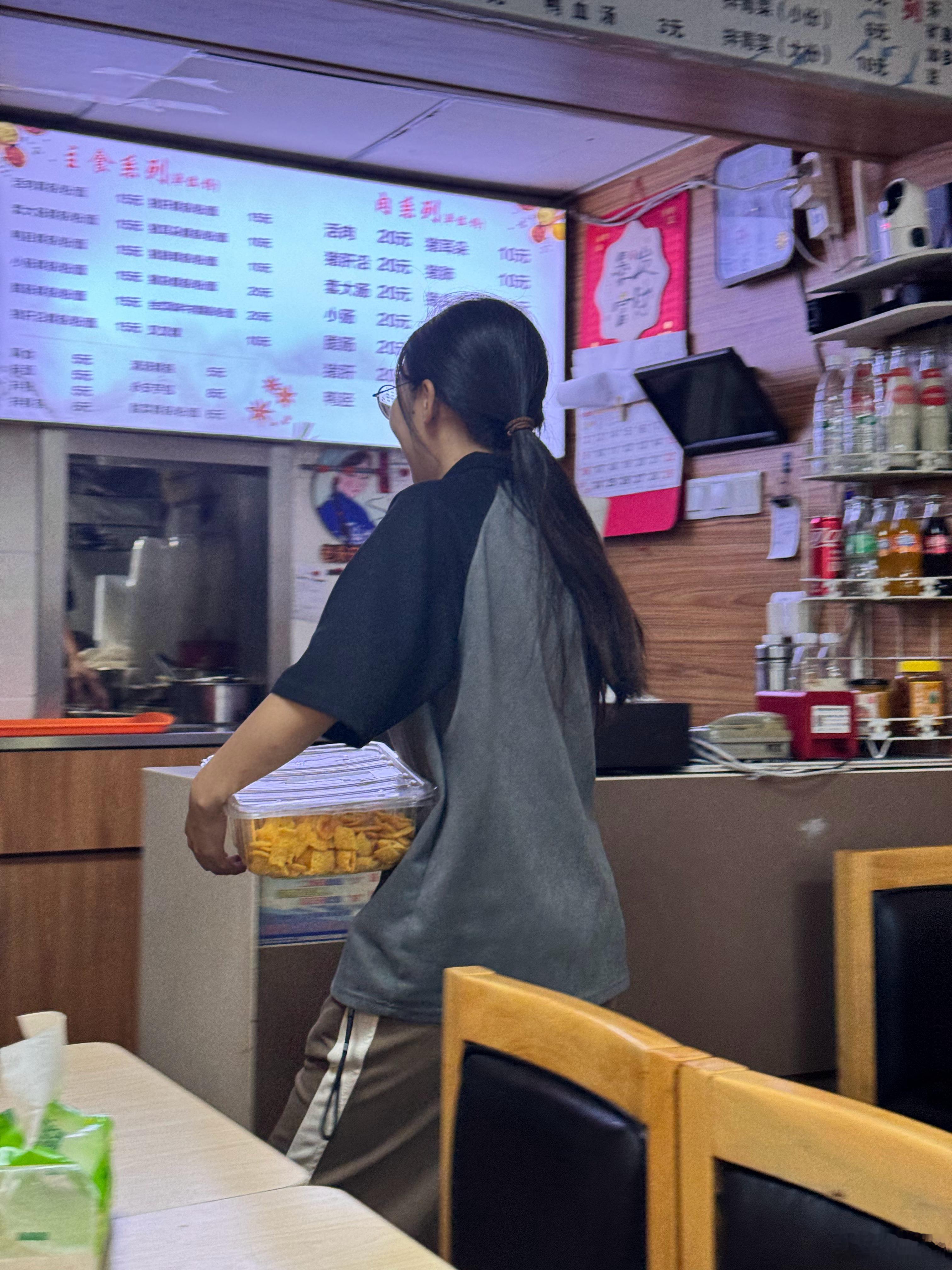 现在生意真不好做啊，在吃裸条呢，说是隔壁零食店的，一个桌子一个桌子给试吃，可惜我