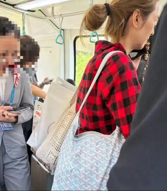 偶遇洪欣，55岁身材比小姑娘还好，但脸离开美颜也是老太太模样