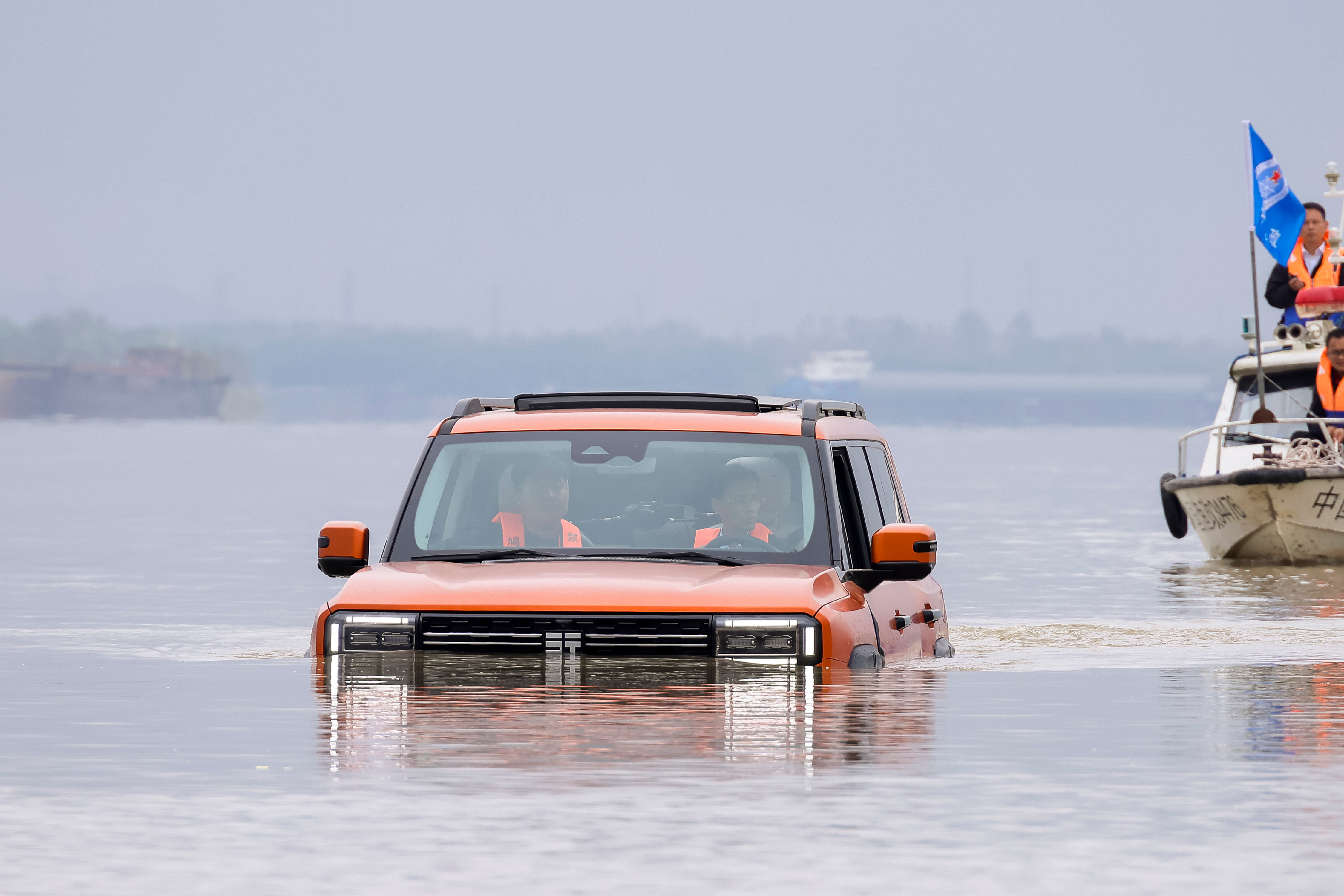 国产车已经进化到水陆两栖了过去,一提起豪华硬派越野,人们总会先想到那些昂贵的海外