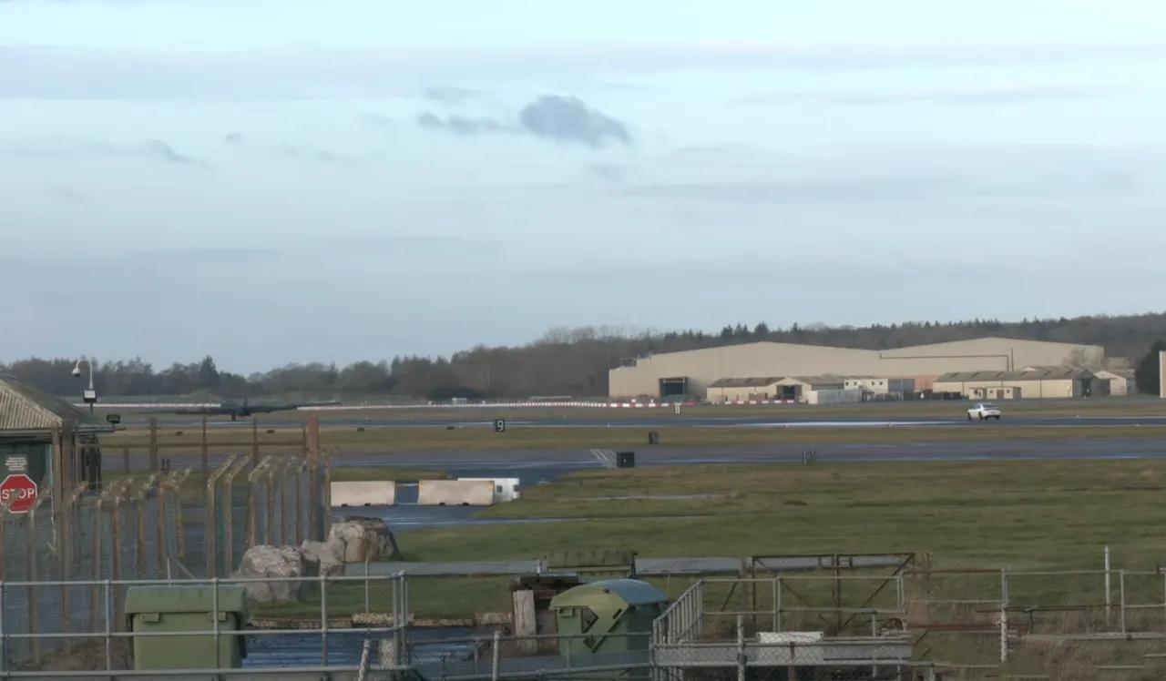 特朗普又迎来一个坏消息！4月26日晚，英国费尔福德空军基地发生了一场大规模火灾