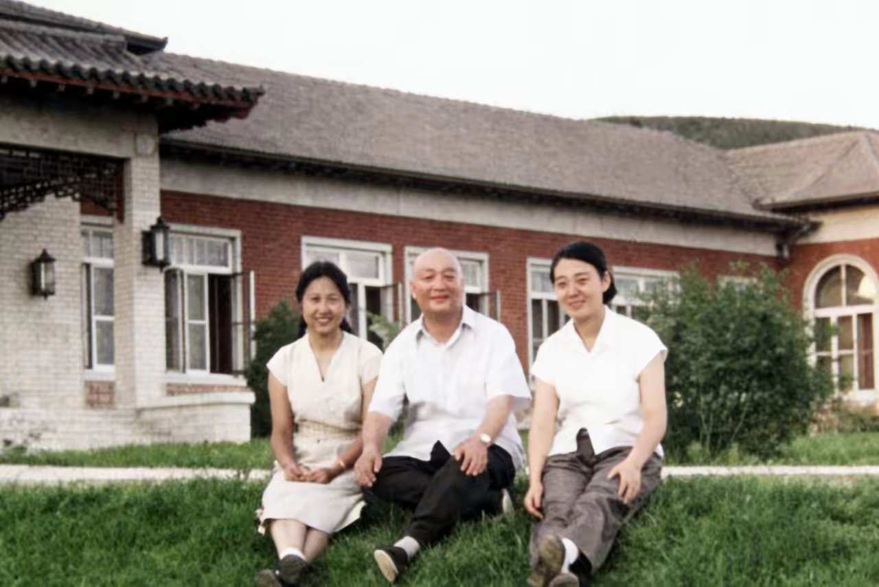 1960年代，李敏与公公孔从洲、小姑子孔淑静在大连棒棰岛宾馆的一张合影，左一为李