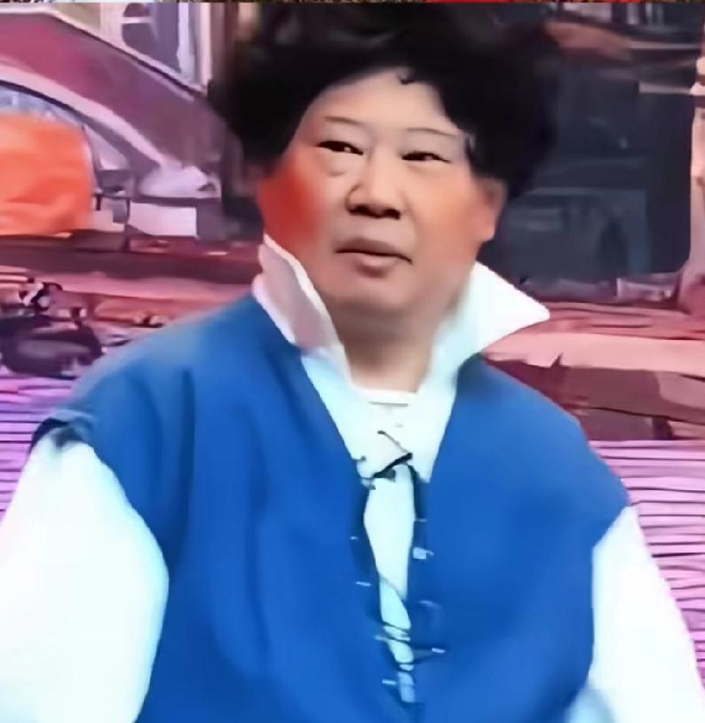 杨议说他也不会走路了，也不会穿衣服了，也不会说话。唱一些不着四溜歌曲。审美都没有