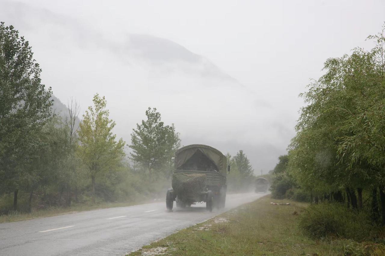 2007年7月，我们部队冒雨开赴高海拔地域开展演训。有谁还记得照片中的这些人？