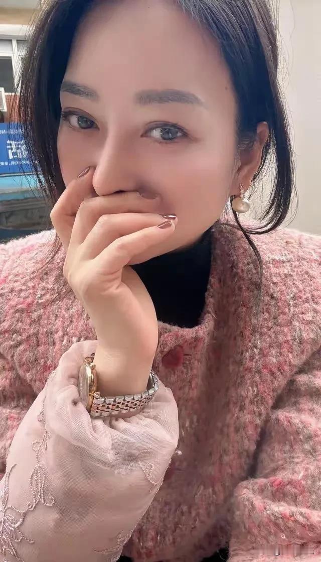 女人四十一枝花，风韵犹胜二月花