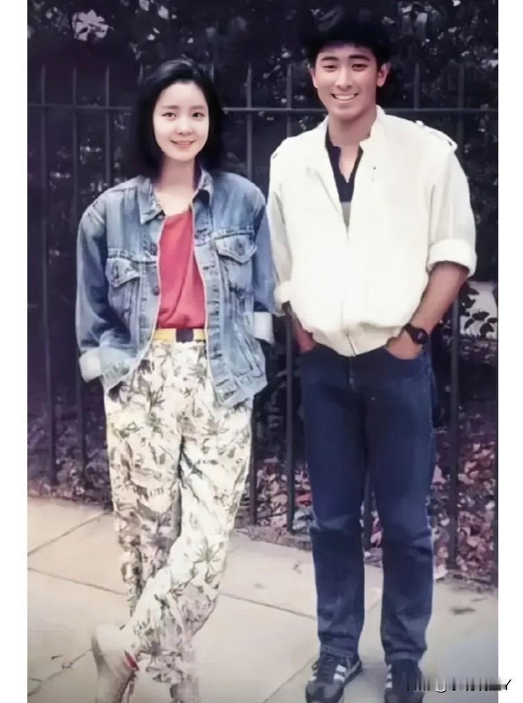 一张老照片，拍摄于上世纪八十年代，左边的女子是年轻时候的邓丽君，那时候她真的好时