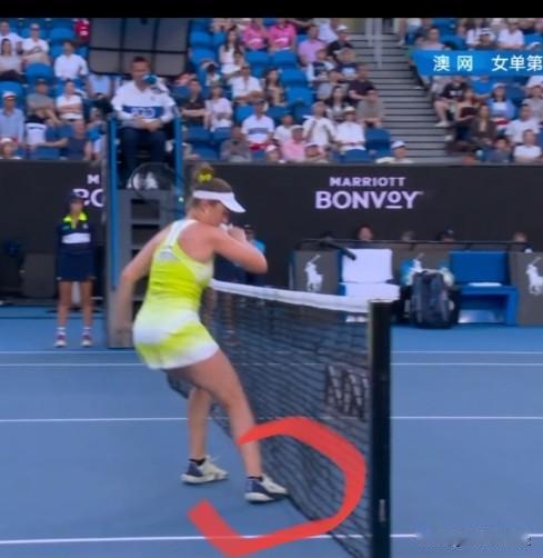 对手一个明显的触网得分，王欣瑜向裁判提出，但裁判认为没有第一时间提出，所以过期作