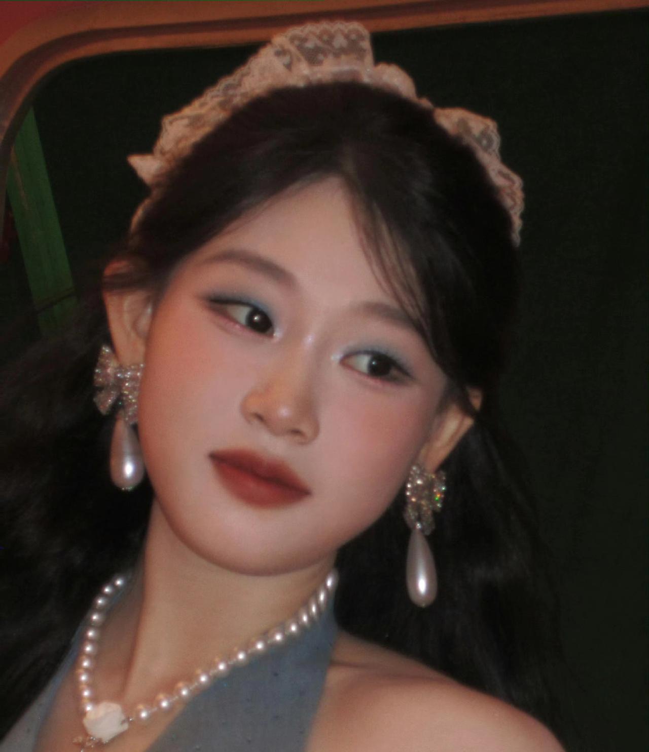 这居然是小沈阳女儿有点土，又有点港风女星的感觉，妆容和造型看起来更像是千禧年的