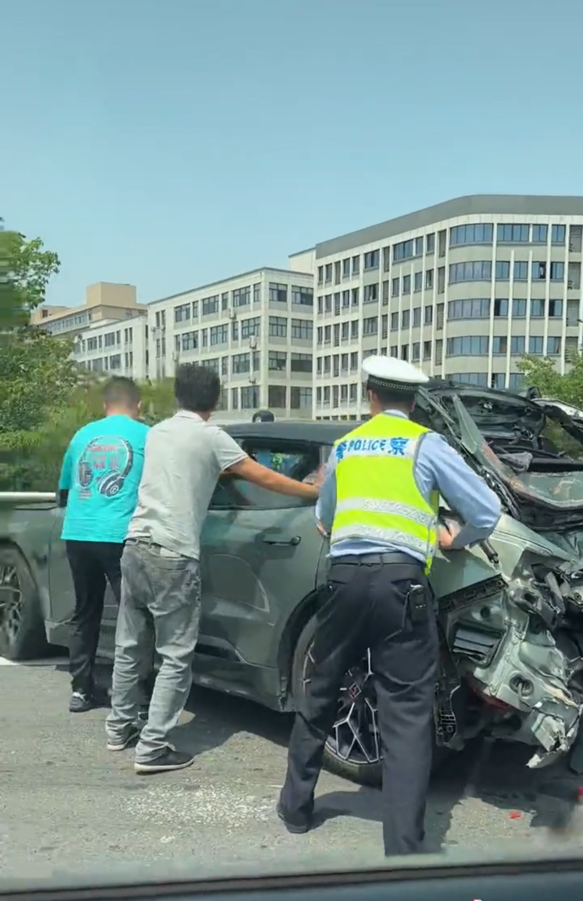 极氪001又双叒叕火了！这次是车主袁先生高速120码追尾大货车，A柱硬刚货车底板