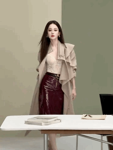 什么样的女生让人一见难忘?作者加速成长计划古力娜扎这组职场御姐造型太抓人了！浅卡