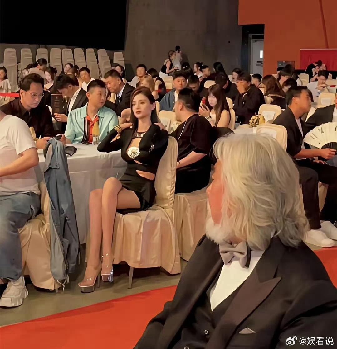 老张，硬是忍不住回头了