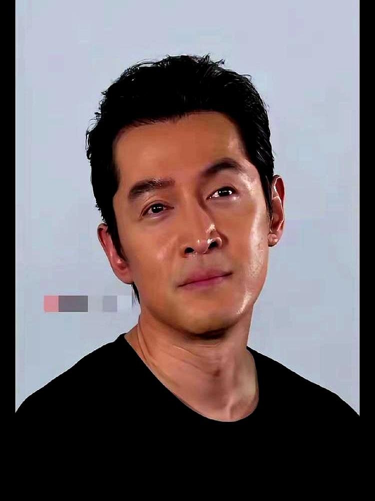 胡歌俯身想亲女儿，2岁的孩子猛地把脸别了过去。他给女儿取名“小茉莉”，谐