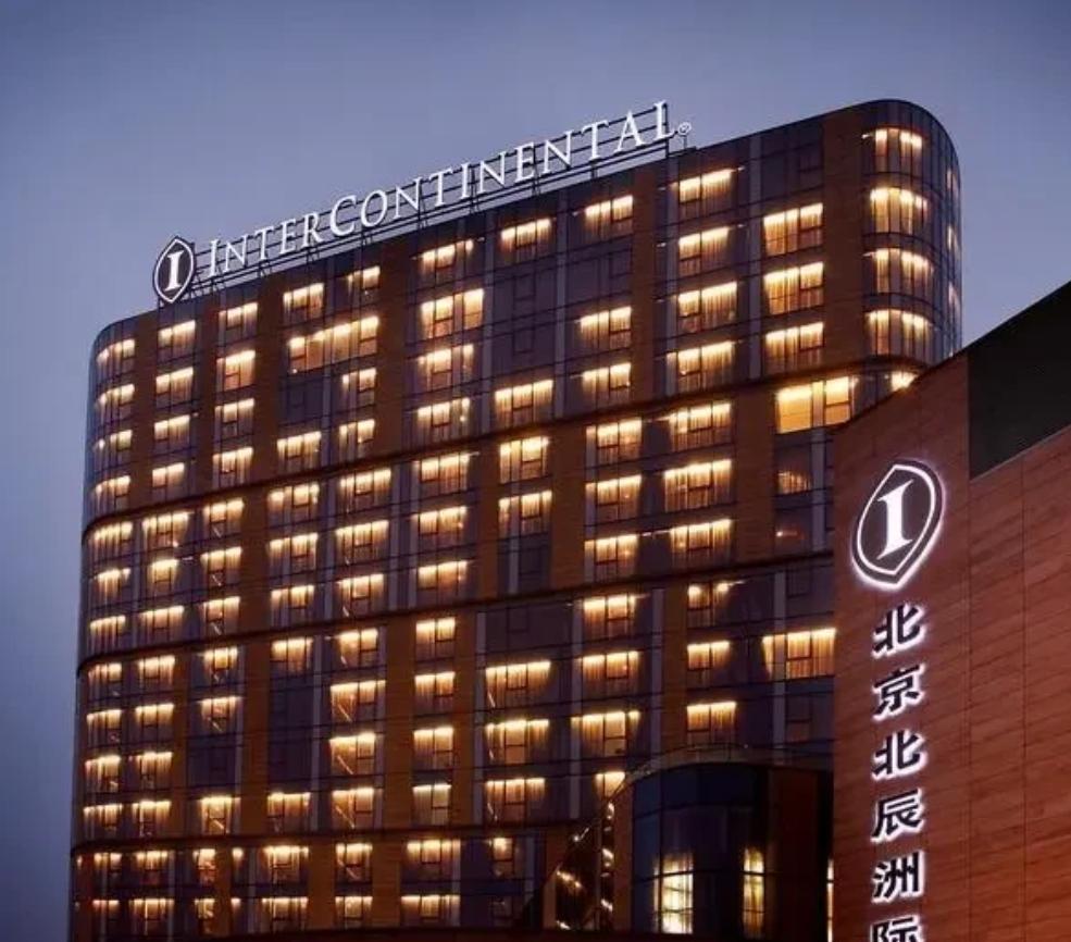 英国洲际酒店旗下的上海六洲酒店管理集团在华运营期间，在合同中设置适用美国乔治亚州