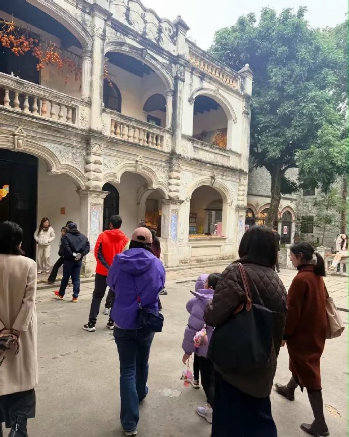 郭晶晶霍启刚穿情侣装，带三娃去朱玲玲的商场，祖庙看舞狮，不见霍震霆