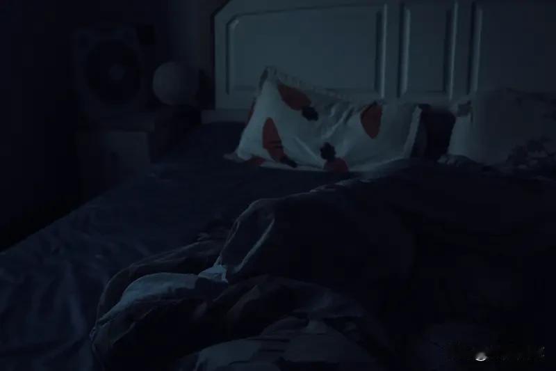 不想吃安眠药治疗失眠，我有几个小妙招。我之前失眠时，试过睡前冥想。找个舒服的姿势