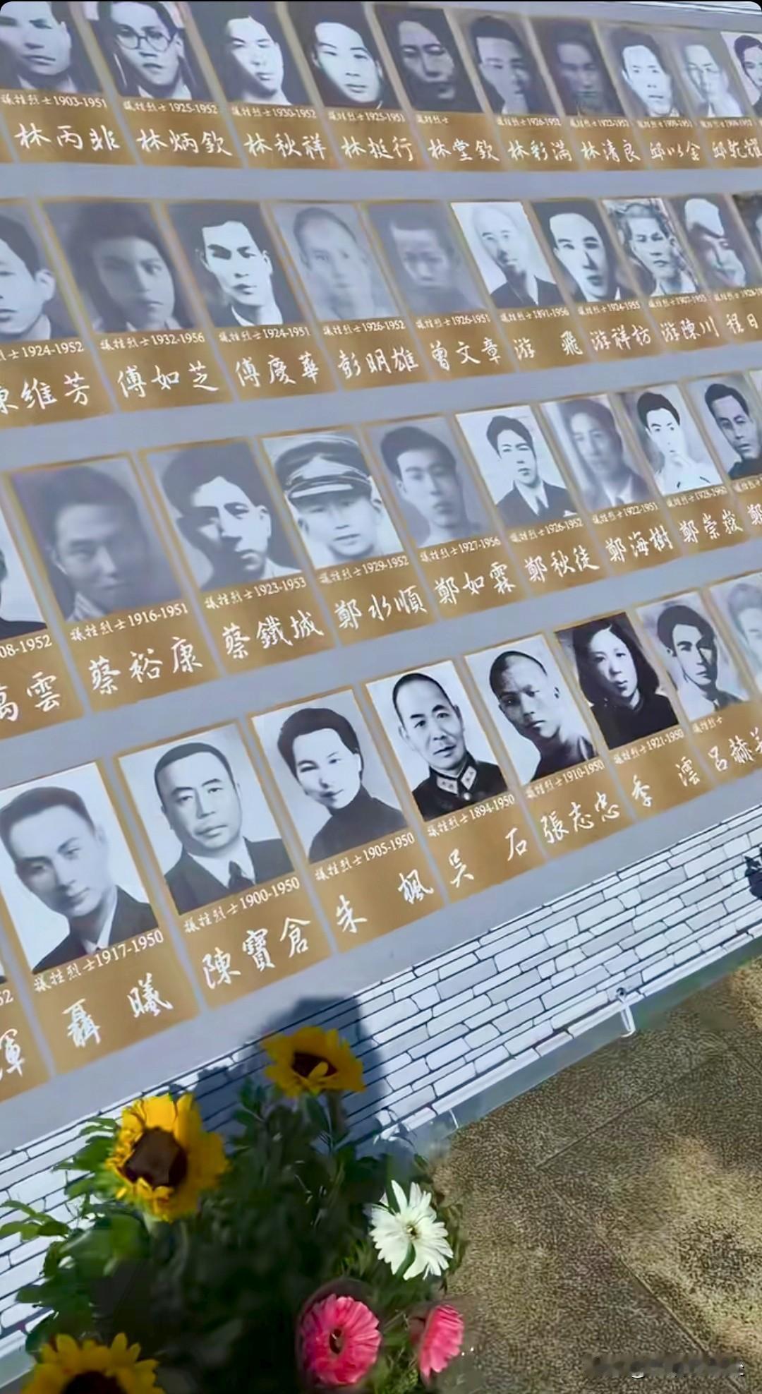 郑丽文没有食言，11月8日亲临马场町献花，祭拜英烈，并发表讲话。现场布置令人泪