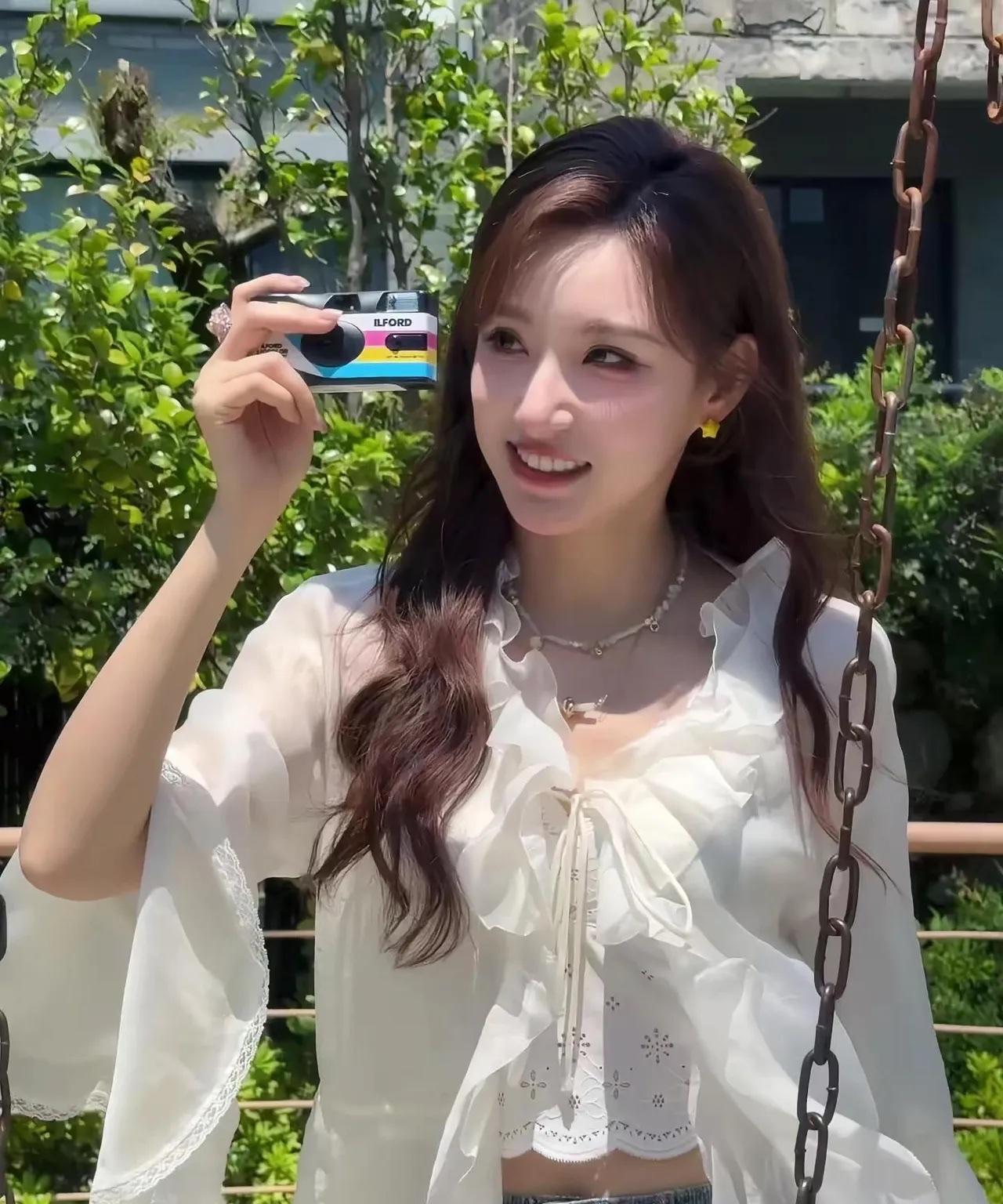 央视最美主持人马凡舒，手里拿的是照相机还是手机啊