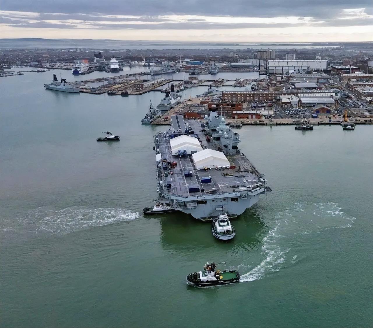 英国45型驱逐舰现役一共6艘，图中就有5艘，大家能认出来吗？英国45型驱逐舰