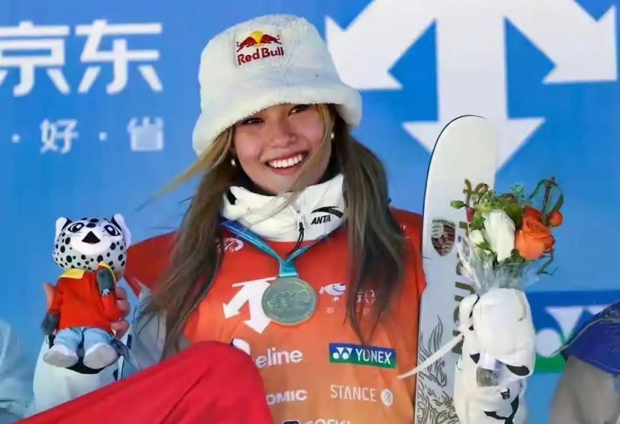 谷爱凌2025年收入（权威数据·福布斯）总收入：2310万美元（约1.6亿元